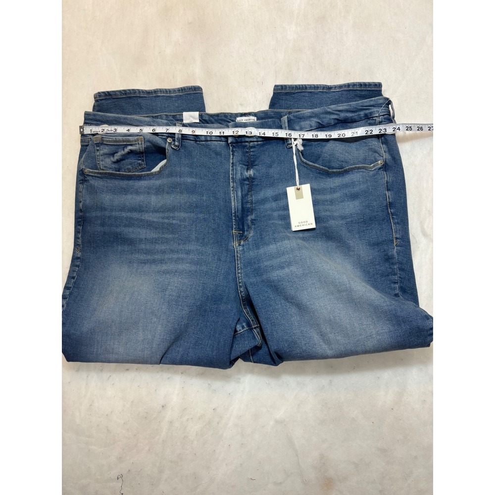Good American Straight Leg Jeans in Medium Blue - Picture 8 of 9